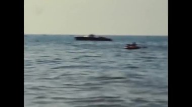 Lavinio, İtalya Haziran 1970: Lavinio plaj manzarası ve 1970 'lerde tekneleri ile deniz