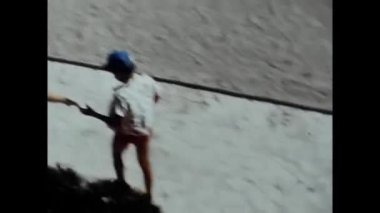 Lavinio, İtalya Haziran 1970: Arka bahçedeki insanlar 1970 'lerde kapıdan çıkıyorlar