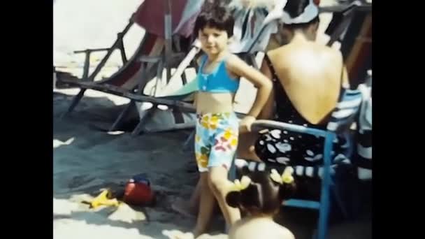 Lavinio Italia Giugno 1970 Bambini Giocano Sulla Spiaggia Mare Lavinio — Video Stock