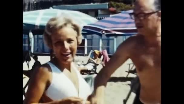 Lavinio Italy Червень 1970 Жінка Чоловік Пляжі Лавініо Одягнули Сонцезахисний — стокове відео