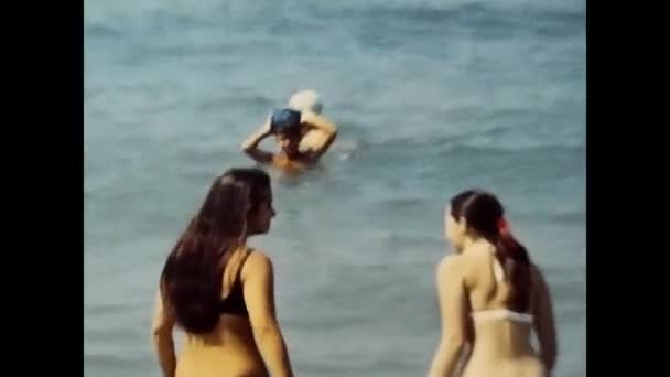 Lavinio Itália Junho 1970 Praia Mar Lavinio Com Balões Coloridos — Vídeo de Stock