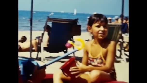Lavinio Italia Giugno 1970 Bambini Giocano Sulla Spiaggia Mare Lavinio — Video Stock