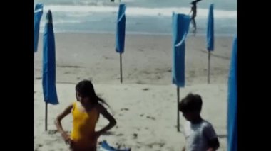 Lavinio, İtalya Haziran 1970: 1970 'lerde Lavinio' da denizdeki insanlar.