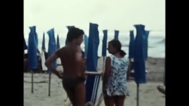 Lavinio, İtalya Haziran 1970: 1970 'lerde Lavinio' da denizdeki insanlar.