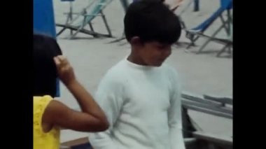 Lavinio, İtalya, Haziran 1970: Çocuklar 1970 'lerde Lavinio' da deniz kenarında oyun oynarlar