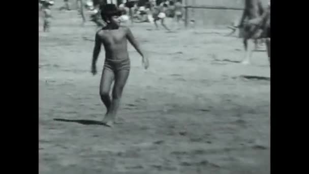 Lavinio Talya Haziran 1970 1970 Lerde Çocuklar Lavinio Plajında Top — Stok video