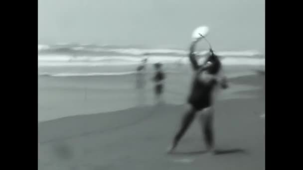 Lavinio Itália Junho 1970 Meninas Jogam Raquetebol Praia Década 1970 — Vídeo de Stock