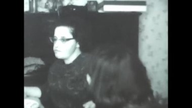 Lavinio, İtalya Aralık 1960: siyah beyaz 60 'lı yılbaşı yemeği sırasında çocuklu mutlu bir aile