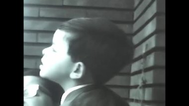 Lavinio, İtalya Haziran 1960: 60 'larda siyah beyaz evin balkonunda çocuklu bir aile.