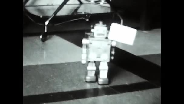 イタリア ラヴィニーオ1960年12月 おもちゃのロボットが60年代に黒と白で家の中を歩く — ストック動画