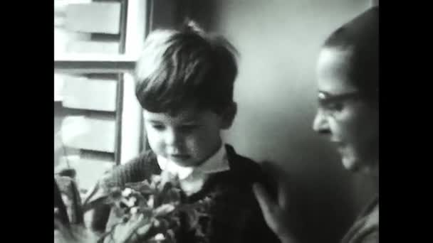 Лавинио Италия Декабрь 1960 Мать Ребенок Смотрят Домашний Цветочный Завод — стоковое видео