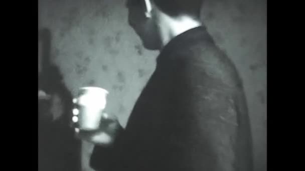 이탈리아 1960 대흑백으로 집에서 생일을 축하하는 사람들 아이들 — 비디오