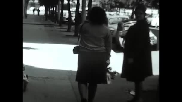 イタリア ラヴィニーオ1960年12月 60年代に黒と白の路上でおもちゃの車の上で子供を持つ女性 — ストック動画