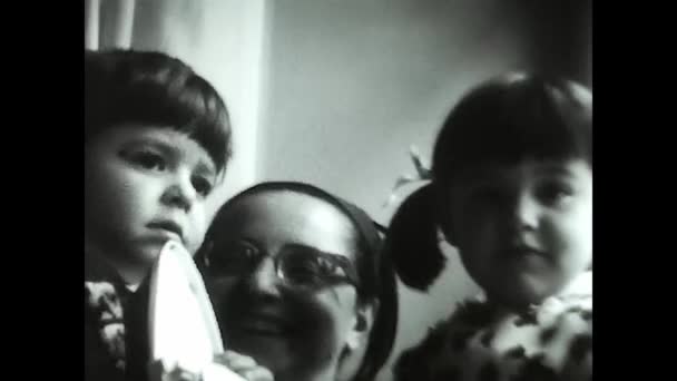 Lavinio Talya Aralık 1960 Lardaki Çocukların Siyah Beyaz Video Görüntüleri — Stok video