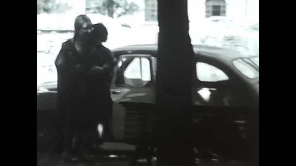 イタリアのラヴィニーオ1960 12月 子供を持つ女性は 1960で黒と白のラヴィニーオの路上で歴史的な車から抜け出す — ストック動画