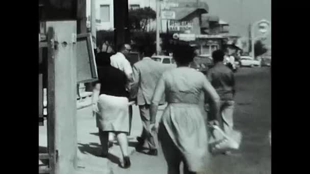 Lavinio Italia Junio 1960 Gente Camina Calle Ciudad Lavinio Blanco — Vídeos de Stock