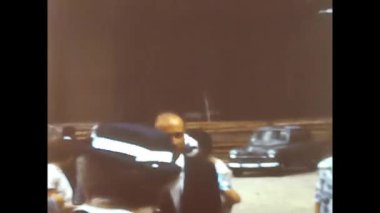 Napoli, İtalya Mart 1950: konuklar ve yeni evliler 1950 'lere girerken kilisenin önünde