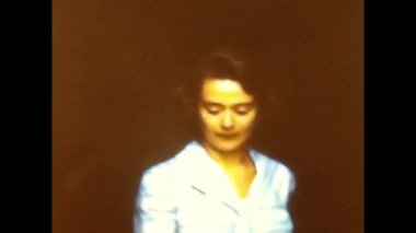 Napoli, İtalya Mart 1950: 50 'lerde güzel bir kadın ve zarif bir erkeğin çekimi