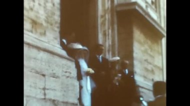 Napoli, İtalya Mart 1950: Gelin ve damat 1950 'lerde akrabalarıyla kiliseden ayrıldı