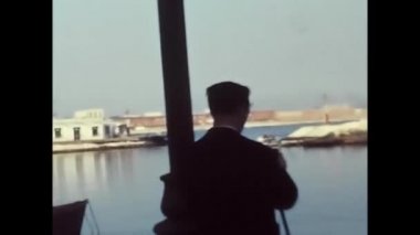 Bari, İtalya Mayıs 1950: 1950 'lerde bir güney sahil kasabasının rıhtımındaki insanlar