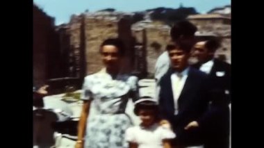 Napoli, İtalya Mart 1950: zarif insanlar 1950 'lerde kilisenin dışında bir düğün törenine davet edildi.