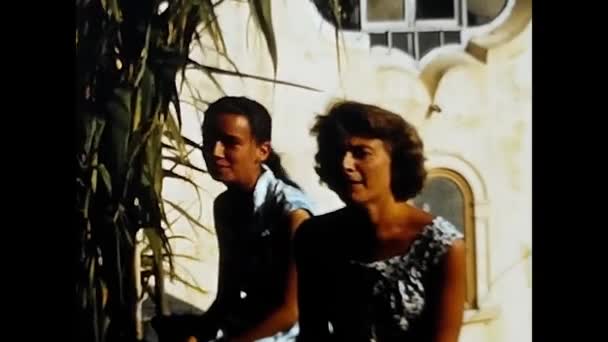 가에타 1950 1950 대여름 정원에 사람들 — 비디오
