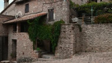 Macerino 'nun tarihi köyü Umbrian dağlarında bir dağın tepesinde yer alıyor.