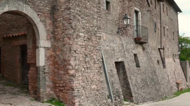 Macerino 'nun tarihi köyü Umbrian dağlarında bir dağın tepesinde yer alıyor.