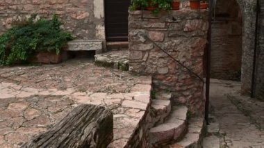 Macerino 'nun tarihi köyü Umbrian dağlarında bir dağın tepesinde yer alıyor.