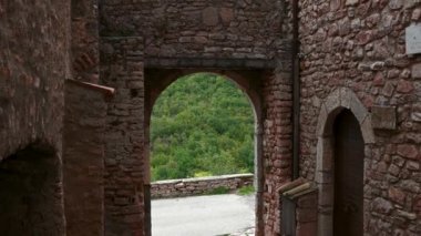 Macerino 'nun tarihi köyü Umbrian dağlarında bir dağın tepesinde yer alıyor.