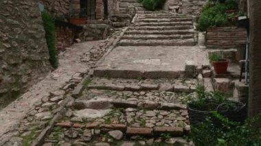 Macerino 'nun tarihi köyü Umbrian dağlarında bir dağın tepesinde yer alıyor.