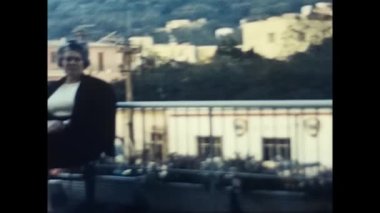 Pompei, İtalya Mart 1960: 60 'larda Pompei' de manzaralı bir balkonda oturan kadın