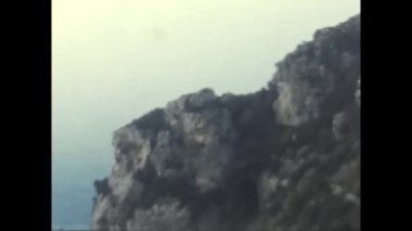 Pompei, İtalya Mart 1960: İnsanlar 60 'lardaki bir törenden sonra şık bir şekilde bir restoranda yemek yiyorlar.