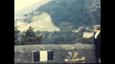 Pompei, İtalya Mart 1960: İnsanlar 60 'lardaki bir törenden sonra şık bir şekilde bir restoranda yemek yiyorlar.