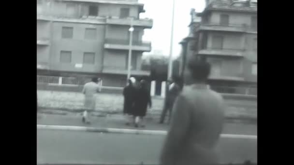 Roma Talya Nisan 1960 Larda Insanlar Kaldırımda Siyah Beyaz Yürür — Stok video