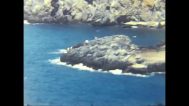 Pompei, İtalya Mart 1960: İnsanlar 60 'lardaki bir törenden sonra şık bir şekilde bir restoranda yemek yiyorlar.