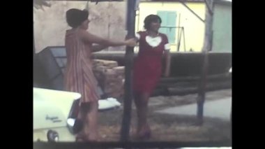 Pompei, İtalya Mart 1960: İnsanlar 60 'lardaki bir törenden sonra şık bir şekilde bir restoranda yemek yiyorlar.