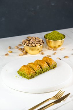 Beyaz mermer üzerinde Pistachio baklava. Geleneksel Orta Doğu tatlıları. Türk Antep baklavası.