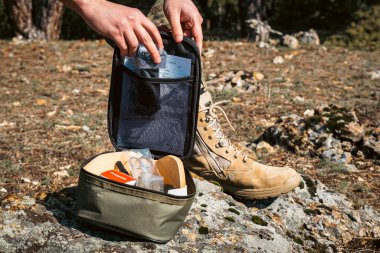 Ordunun ilk yardım çantası. Kamuflajlı asker doktor..