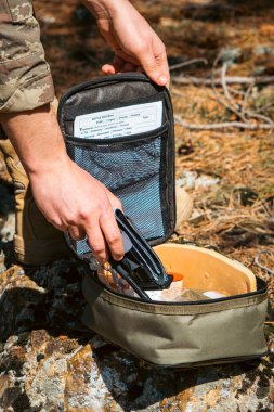 Ordunun ilk yardım çantası. Kamuflajlı asker doktor..