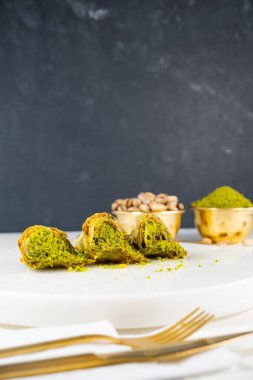 Beyaz mermer üzerinde Pistachio baklava. Geleneksel Orta Doğu tatlıları. Türk Antep baklavası.