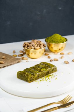 Beyaz mermer üzerinde Pistachio baklava. Geleneksel Orta Doğu tatlıları. Türk Antep baklavası.