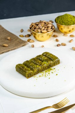 Beyaz mermer üzerinde Pistachio baklava. Geleneksel Orta Doğu tatlıları. Türk Antep baklavası.