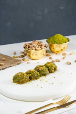 Beyaz mermer üzerinde Pistachio baklava. Geleneksel Orta Doğu tatlıları. Türk Antep baklavası.
