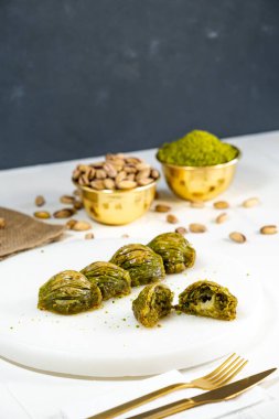 Beyaz mermer üzerinde Pistachio baklava. Geleneksel Orta Doğu tatlıları. Türk Antep baklavası.