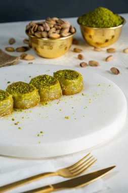 Beyaz mermer üzerinde Pistachio baklava. Geleneksel Orta Doğu tatlıları. Türk Antep baklavası.