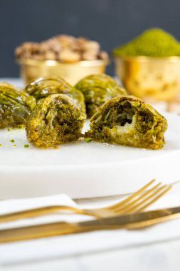 Beyaz mermer üzerinde Pistachio baklava. Geleneksel Orta Doğu tatlıları. Türk Antep baklavası.