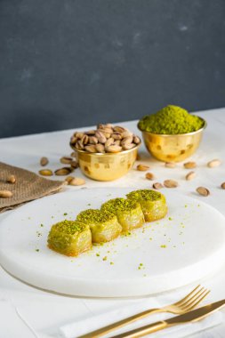 Beyaz mermer üzerinde Pistachio baklava. Geleneksel Orta Doğu tatlıları. Türk Antep baklavası.