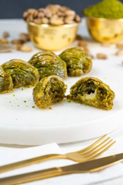 Beyaz mermer üzerinde Pistachio baklava. Geleneksel Orta Doğu tatlıları. Türk Antep baklavası.