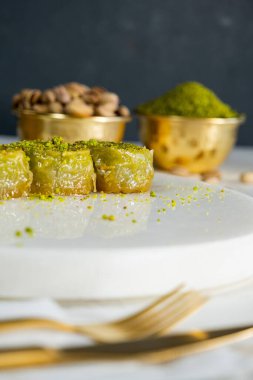 Beyaz mermer üzerinde Pistachio baklava. Geleneksel Orta Doğu tatlıları. Türk Antep baklavası.